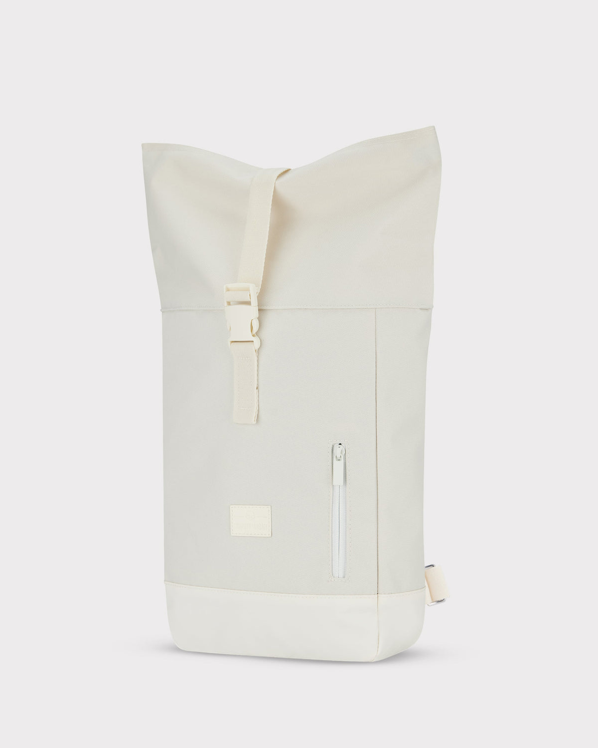 Weißer Rolltop-Rucksack Robin Small von Johnny Urban mit Frontreißverschlusstasche