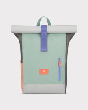 Johnny Urban Rolltop-Kinderrucksack 'Aaron' in Mintgrün mit grauem oberen Abschluss, orangefarbenem Logo und seitlicher Reißverschlusstasche