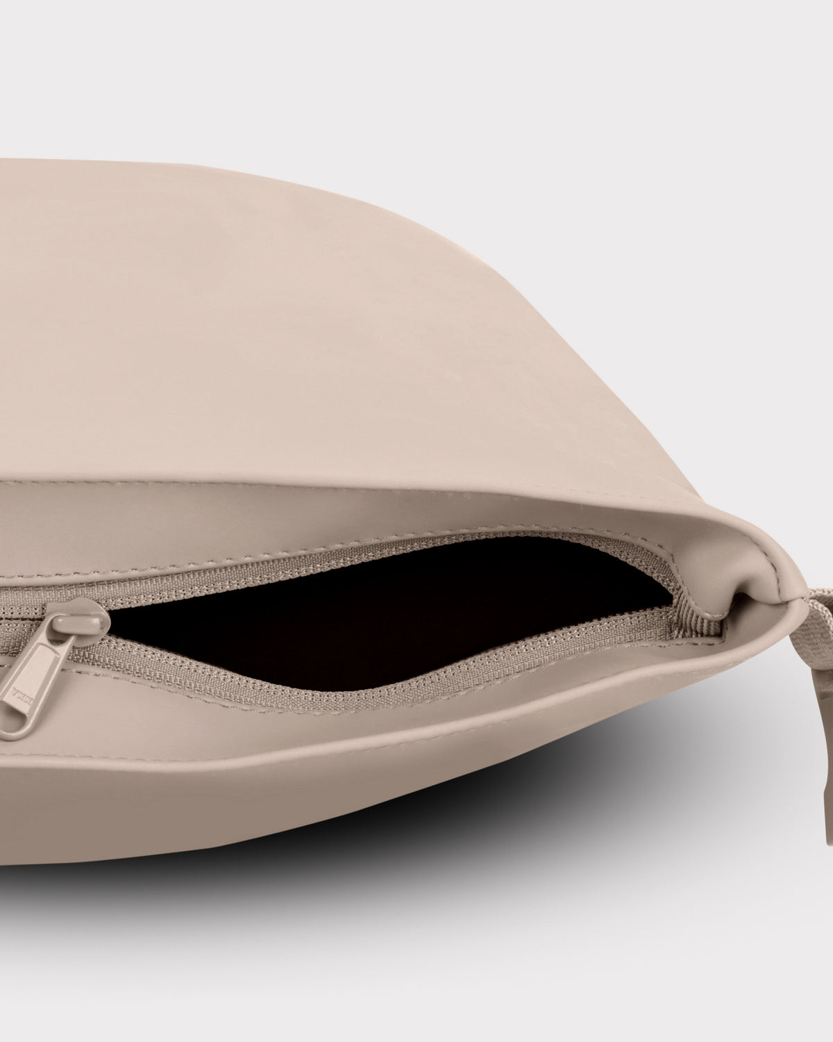 Beiger Rolltop Rucksack 'Henry' mit geöffnetem Reißverschluss und seitlichem Kunststoffverschluss