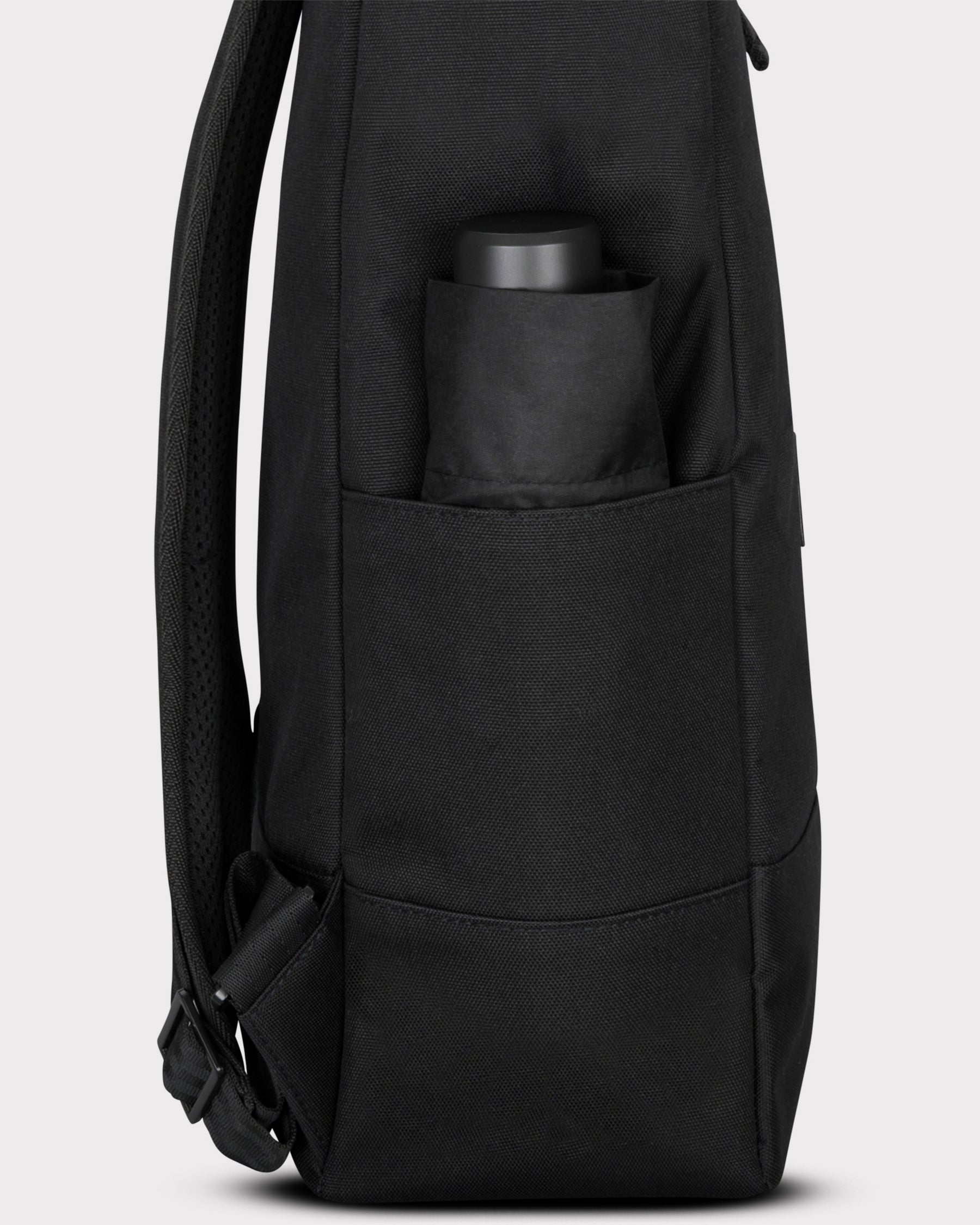 Seitenansicht des schwarzen Rolltop Rucksacks 'Robin Large' mit Flaschenfach und Wasserflasche