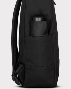Seitenansicht des schwarzen Rolltop Rucksacks 'Robin Large' mit Flaschenfach und Wasserflasche