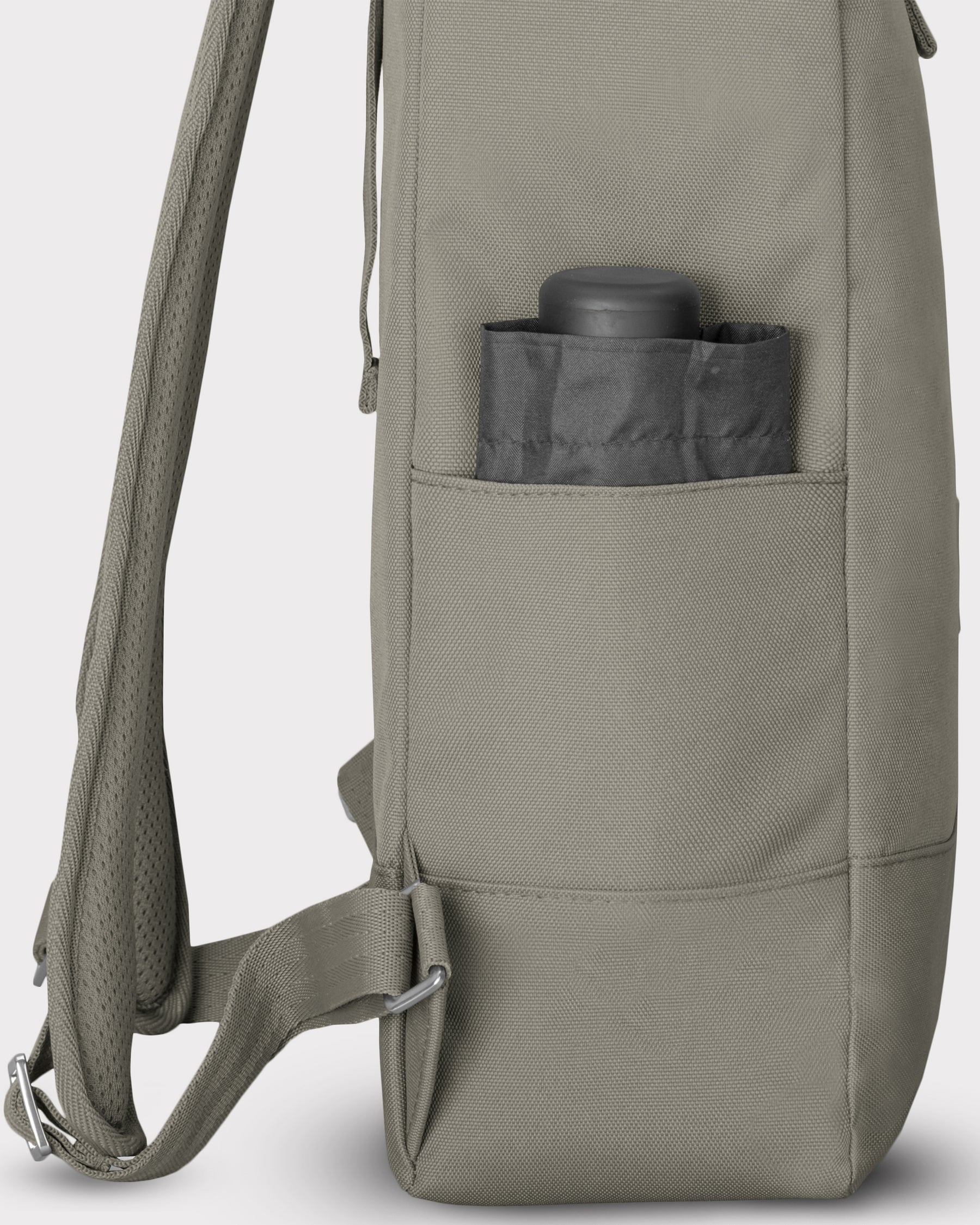 Seitenansicht des Johnny Urban Rolltop Rucksack 'Robin Medium' in Grau mit schwarzem Flaschenhalter