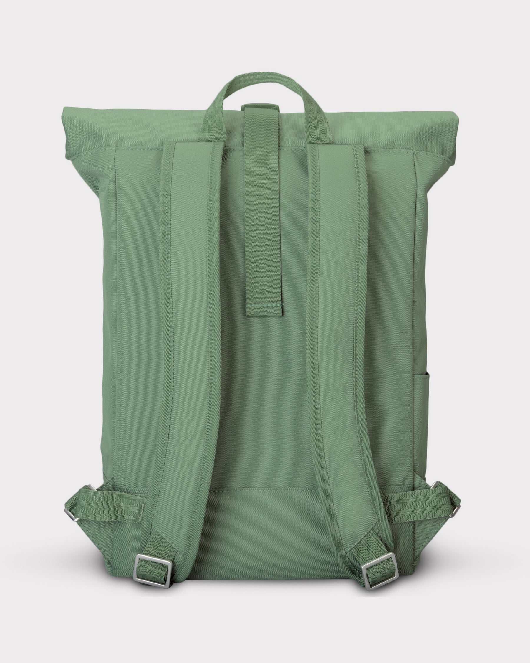 Grüner Rolltop Rucksack 'Robin Medium' von Johnny Urban, Rückseite mit gepolsterten Schultergurten und Trageschlaufe