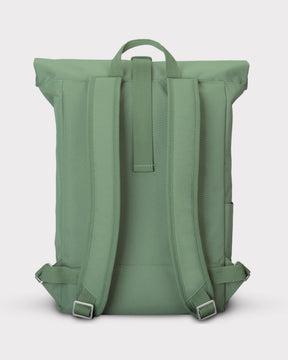 Grüner Rolltop Rucksack 'Robin Medium' von Johnny Urban, Rückseite mit gepolsterten Schultergurten und Trageschlaufe