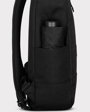Seitenansicht des schwarzen Rolltop-Rucksacks 'Robin Medium' mit Regenschirm in der Tasche