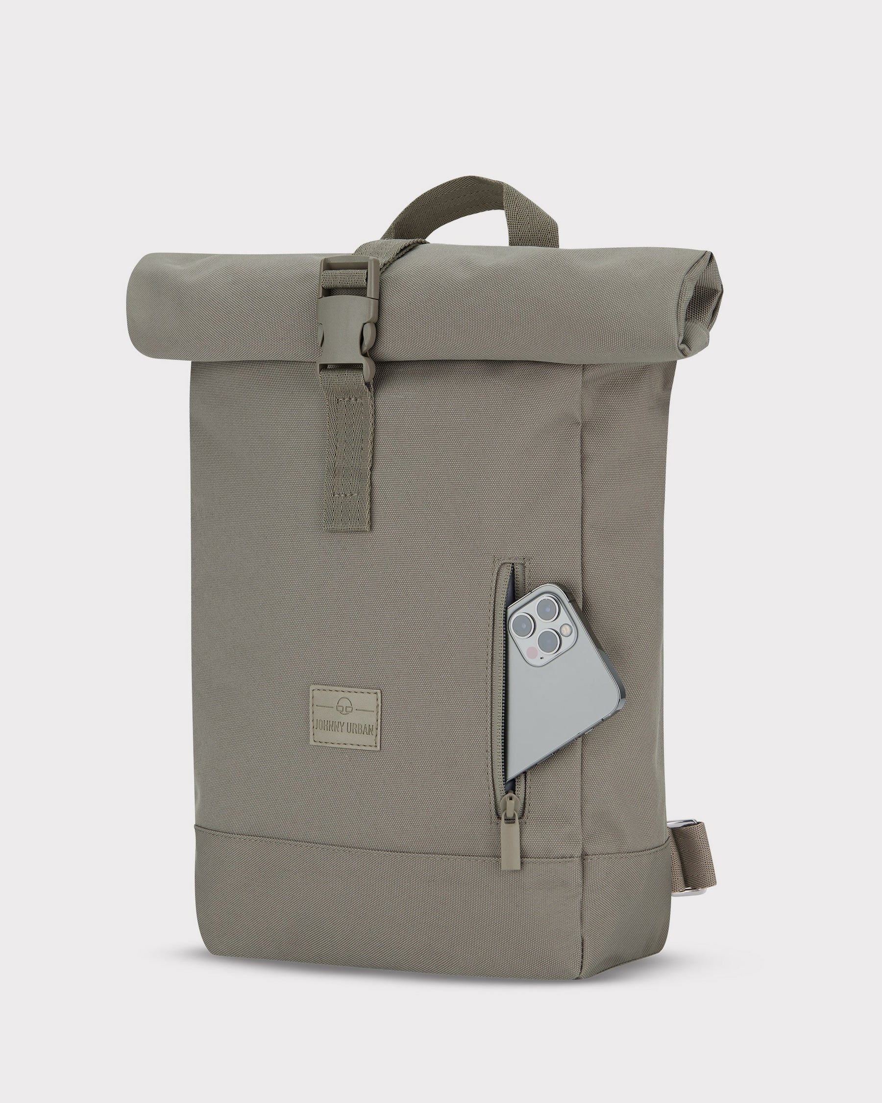 Brauner Rolltop-Rucksack 'Robin Small' von Johnny Urban mit Reißverschlusstasche und grauem Smartphone