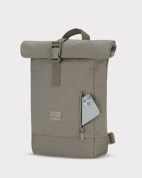 Brauner Rolltop-Rucksack 'Robin Small' von Johnny Urban mit Reißverschlusstasche und grauem Smartphone