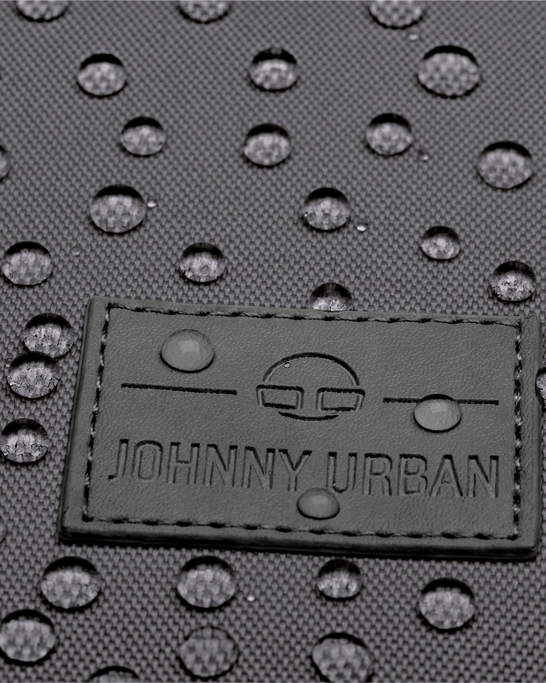 Nahaufnahme des wasserdichten Materials und Johnny Urban Logo auf grauem Rolltop Rucksack Robin Small