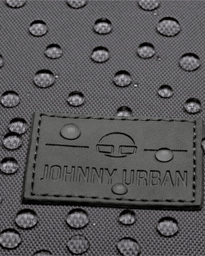 Nahaufnahme des wasserdichten Materials und Johnny Urban Logo auf grauem Rolltop Rucksack Robin Small