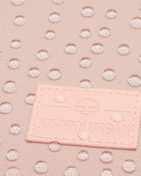Wasserabweisender rosa Stoff mit Johnny Urban Markenlogo auf einem Rolltop Rucksack