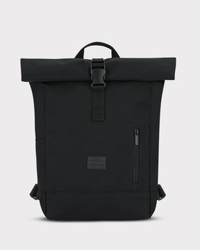 Schwarzer Rolltop Rucksack 'Robin Small' von Johnny Urban mit Frontreißverschluss und Verschlussriemen