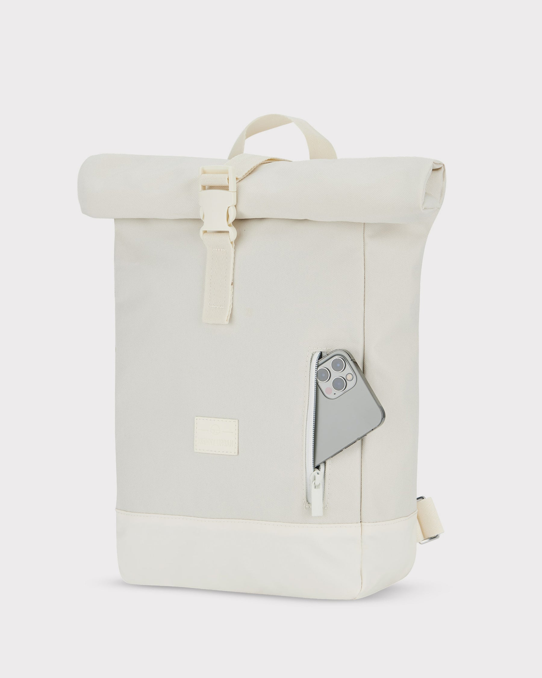 Weißer Rolltop Rucksack Robin Small mit seitlicher Reißverschlusstasche und grauem Smartphone