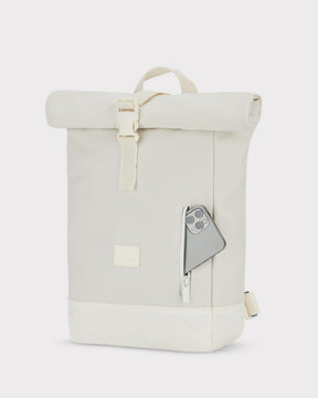 Weißer Rolltop Rucksack Robin Small mit seitlicher Reißverschlusstasche und grauem Smartphone