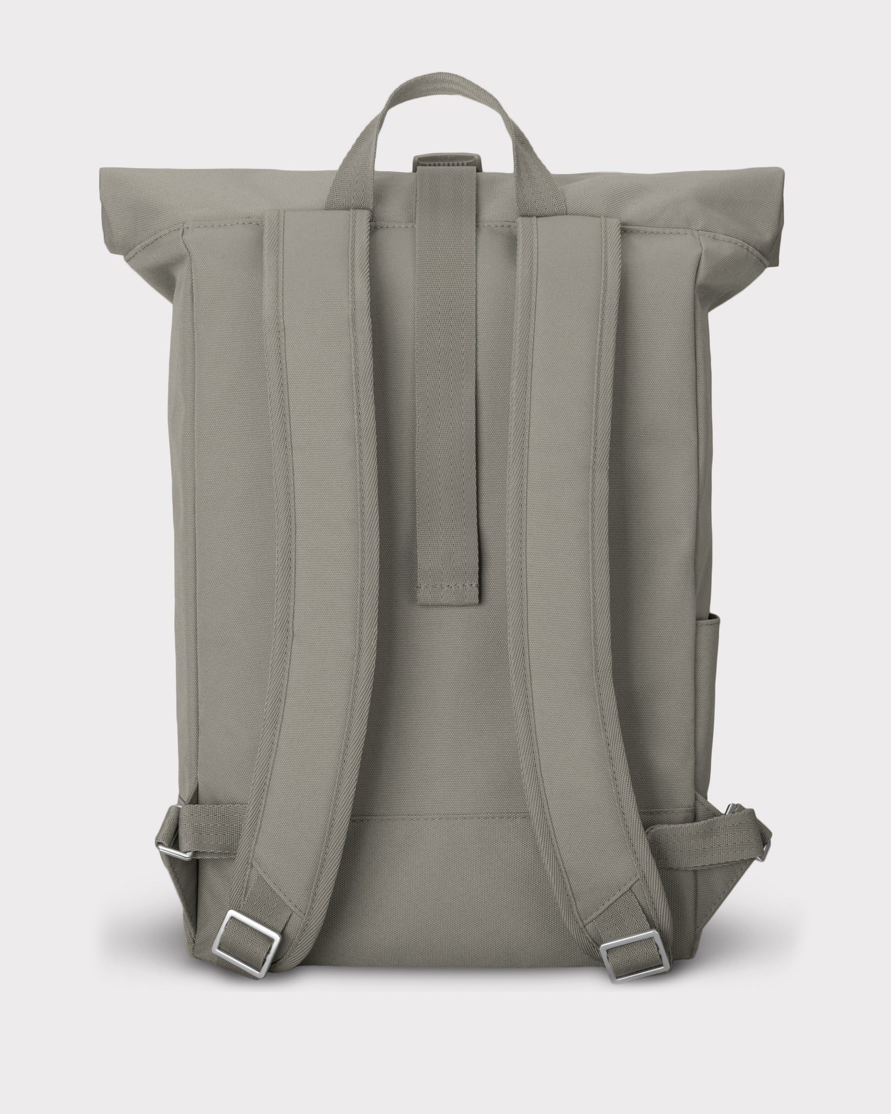 Rückansicht des Johnny Urban Rolltop Rucksacks 'Robin Medium' in desert-grau mit gepolsterten Schulterriemen und Trageschlaufe