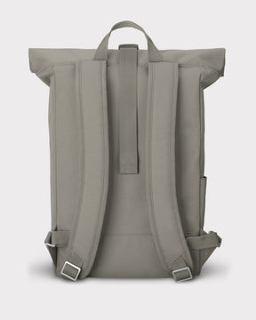 Rückansicht des Johnny Urban Rolltop Rucksacks 'Robin Medium' in desert-grau mit gepolsterten Schulterriemen und Trageschlaufe