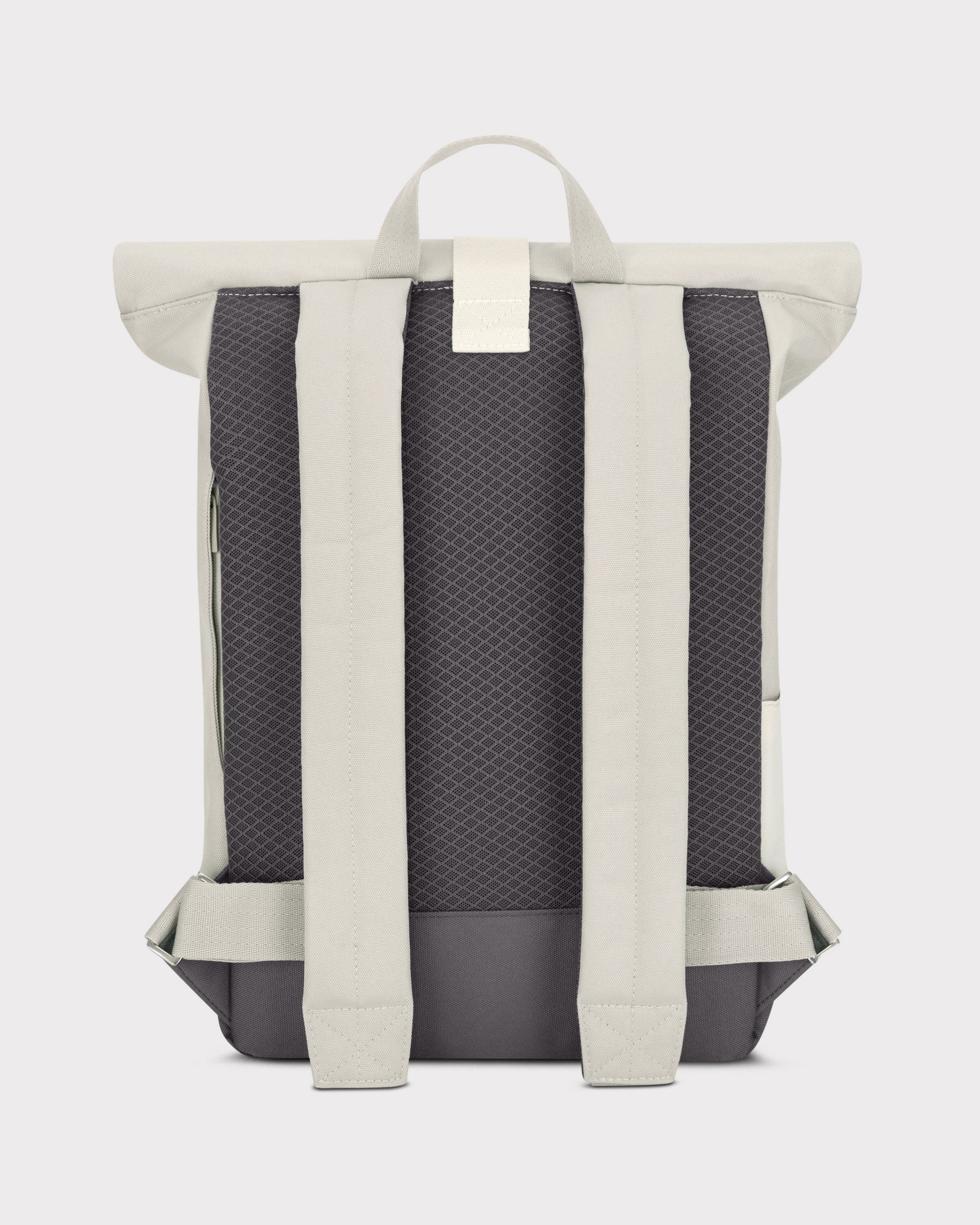 Rückansicht des Rolltop Rucksacks "Ryan" mit gepolsterten, hellen Schultergurten und dunkelgrauem Netzrücken
