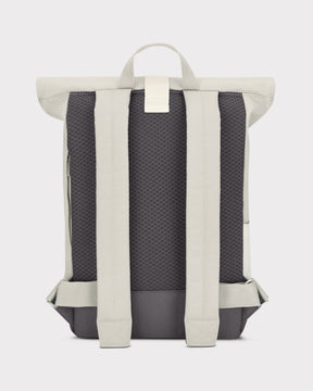 Rückansicht des Rolltop Rucksacks "Ryan" mit gepolsterten, hellen Schultergurten und dunkelgrauem Netzrücken