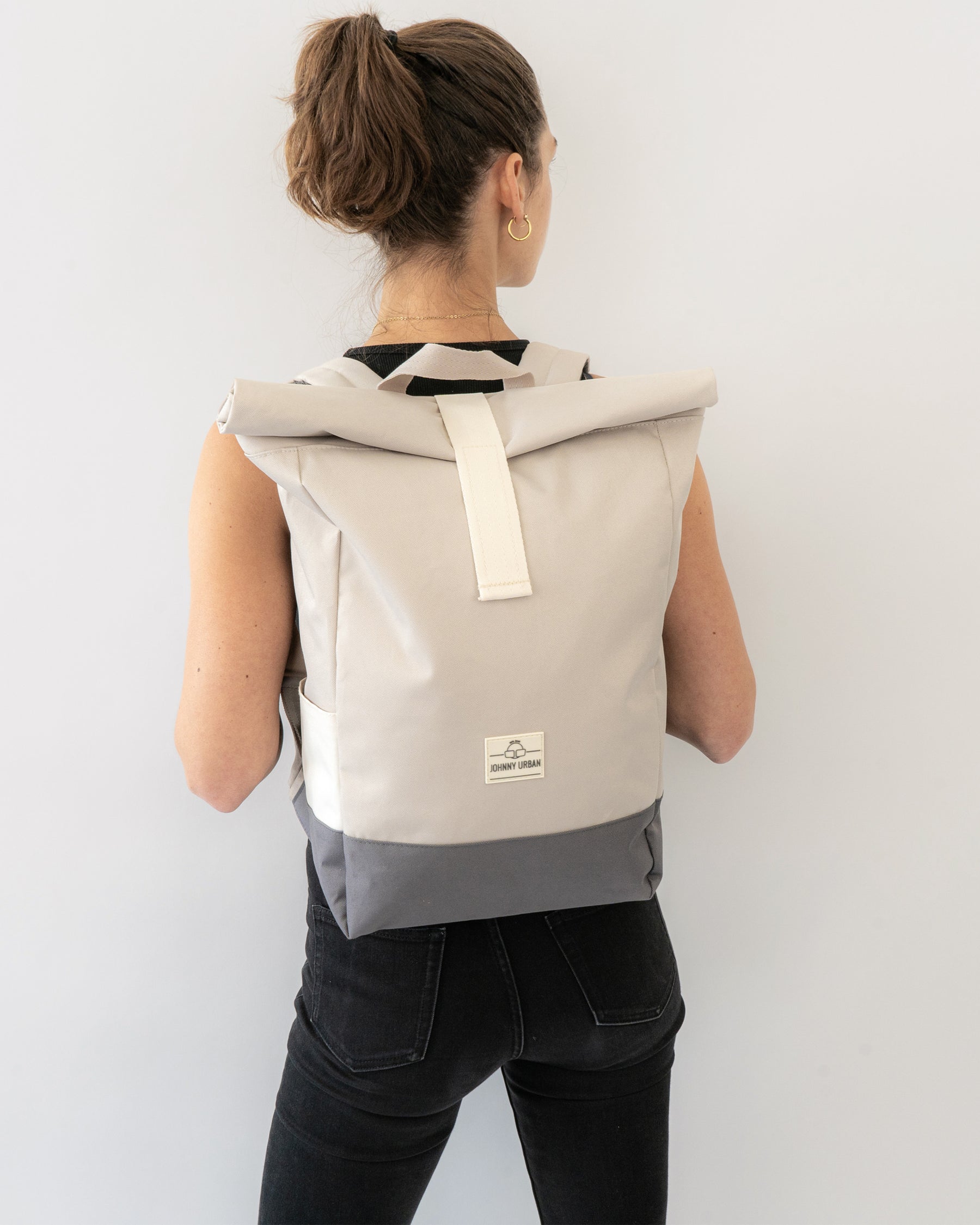 Dame von hinten mit dem Johnny Urban Rolltop Rucksack 'Ryan' in Beige und Grau