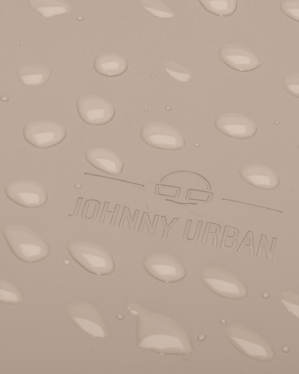 Nahaufnahme von wasserabweisendem, beigem Material mit 'Johnny Urban' Logo und Wassertröpfchen