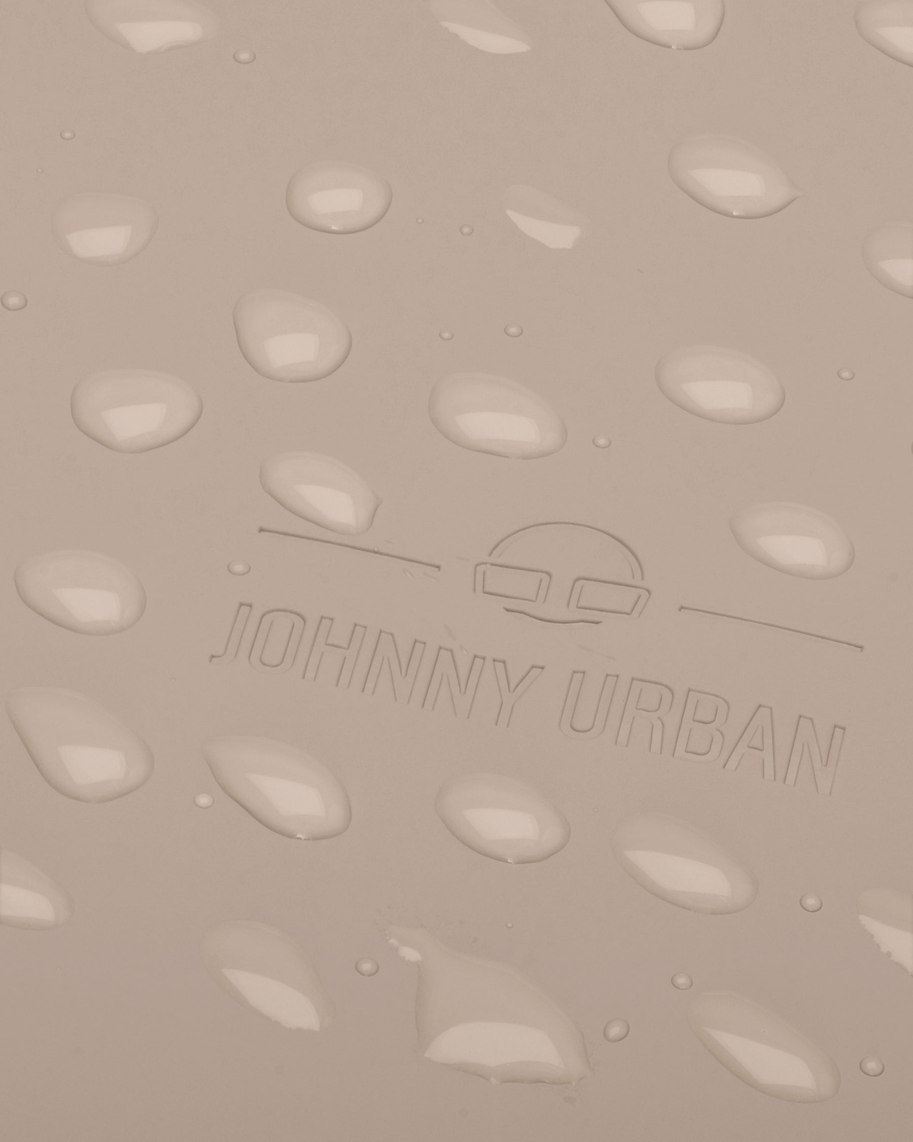 Nahaufnahme von wasserabweisendem, beigem Material mit 'Johnny Urban' Logo und Wassertröpfchen