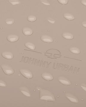 Nahaufnahme von wasserabweisendem, beigem Material mit 'Johnny Urban' Logo und Wassertröpfchen