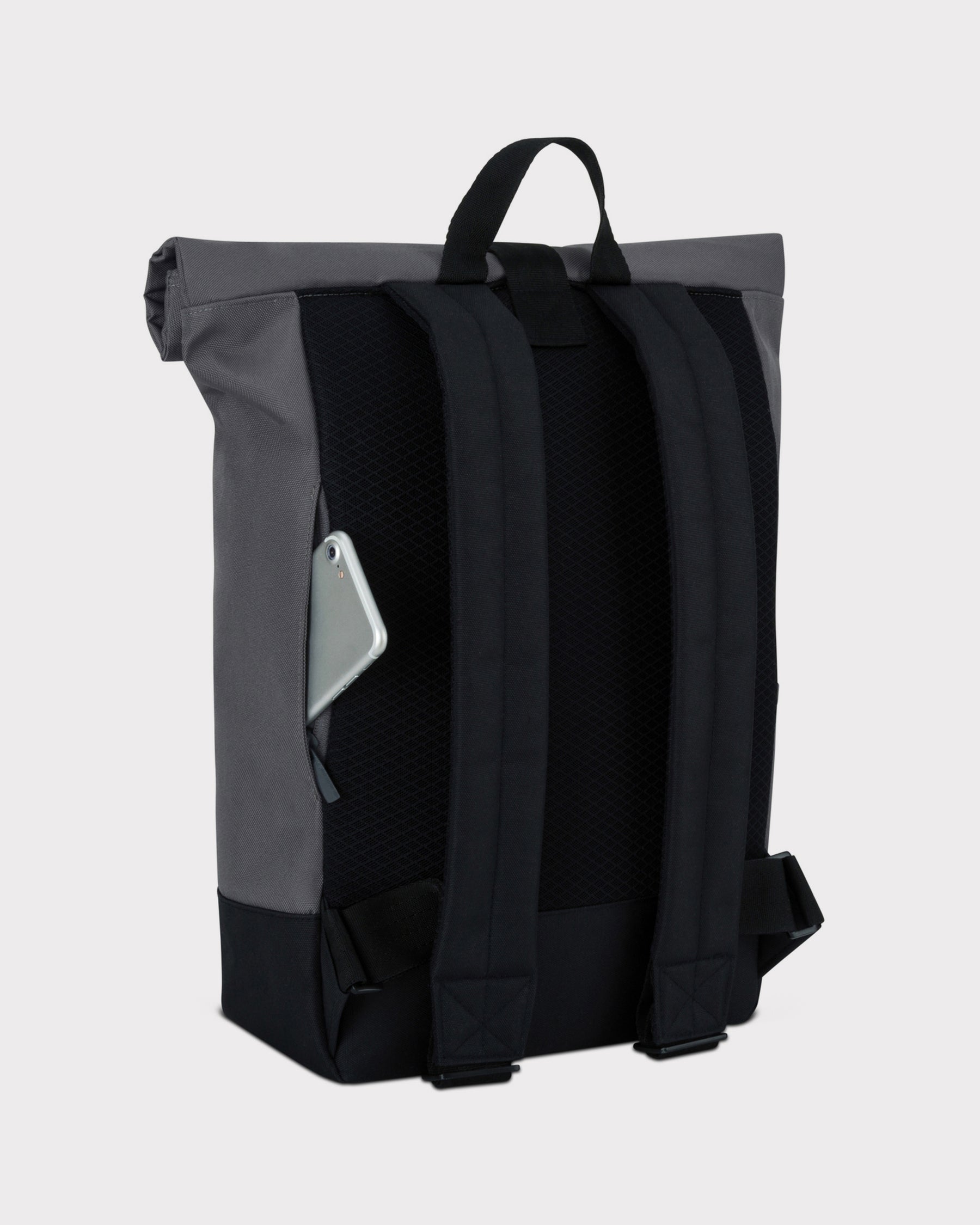 Rucksack 'Ryan' von Johnny Urban in Grau mit gepolsterten schwarzen Trägern und seitlicher Tasche mit Smartphone