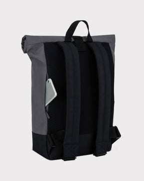 Rucksack 'Ryan' von Johnny Urban in Grau mit gepolsterten schwarzen Trägern und seitlicher Tasche mit Smartphone