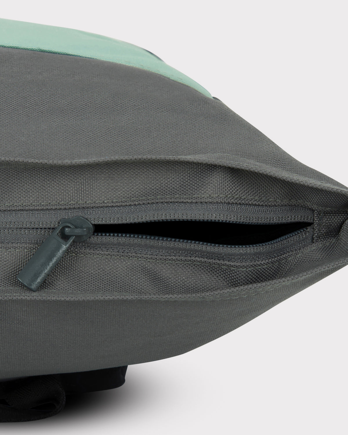 Seitliche Reißverschlusstasche am bunten Rolltop Rucksack 'Ryan' von Johnny Urban