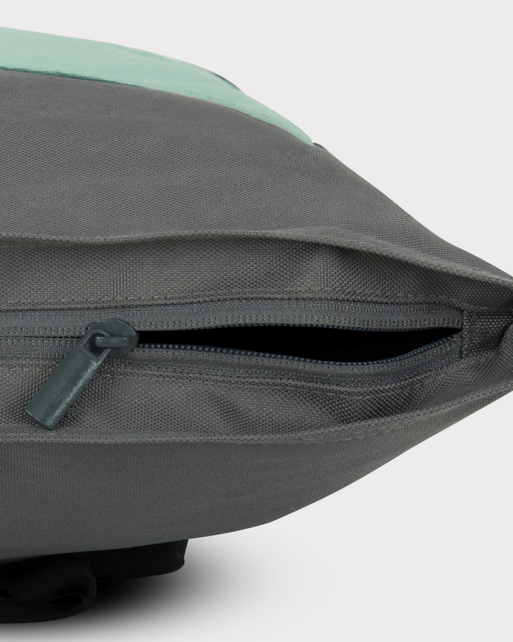 Seitliche Reißverschlusstasche am bunten Rolltop Rucksack 'Ryan' von Johnny Urban