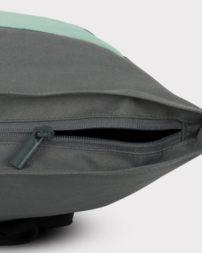 Seitliche Reißverschlusstasche am bunten Rolltop Rucksack 'Ryan' von Johnny Urban