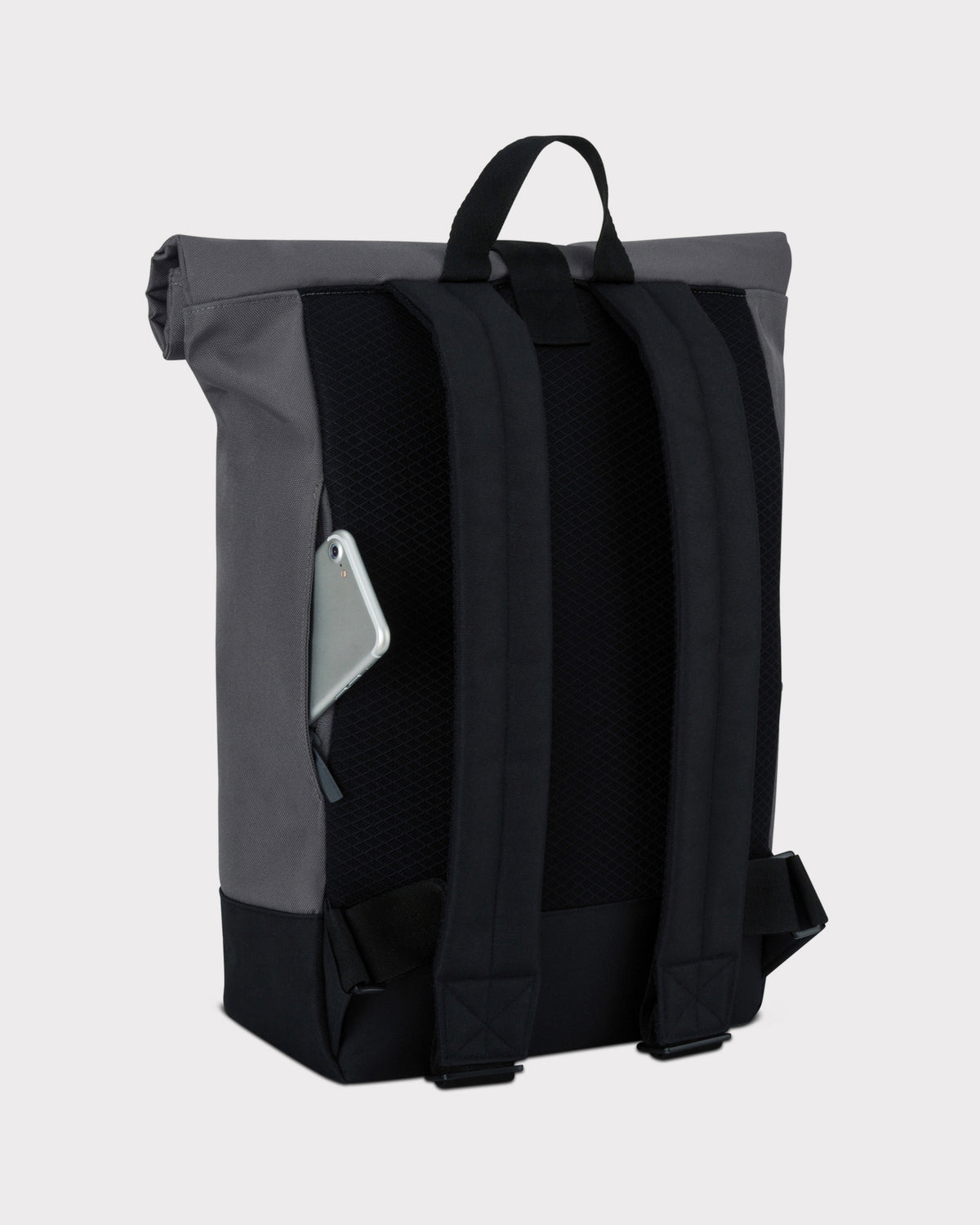 Rolltop Rucksack 'Ryan' in Grau mit schwarzem Rückenpolster und Smartphone in Seitentasche