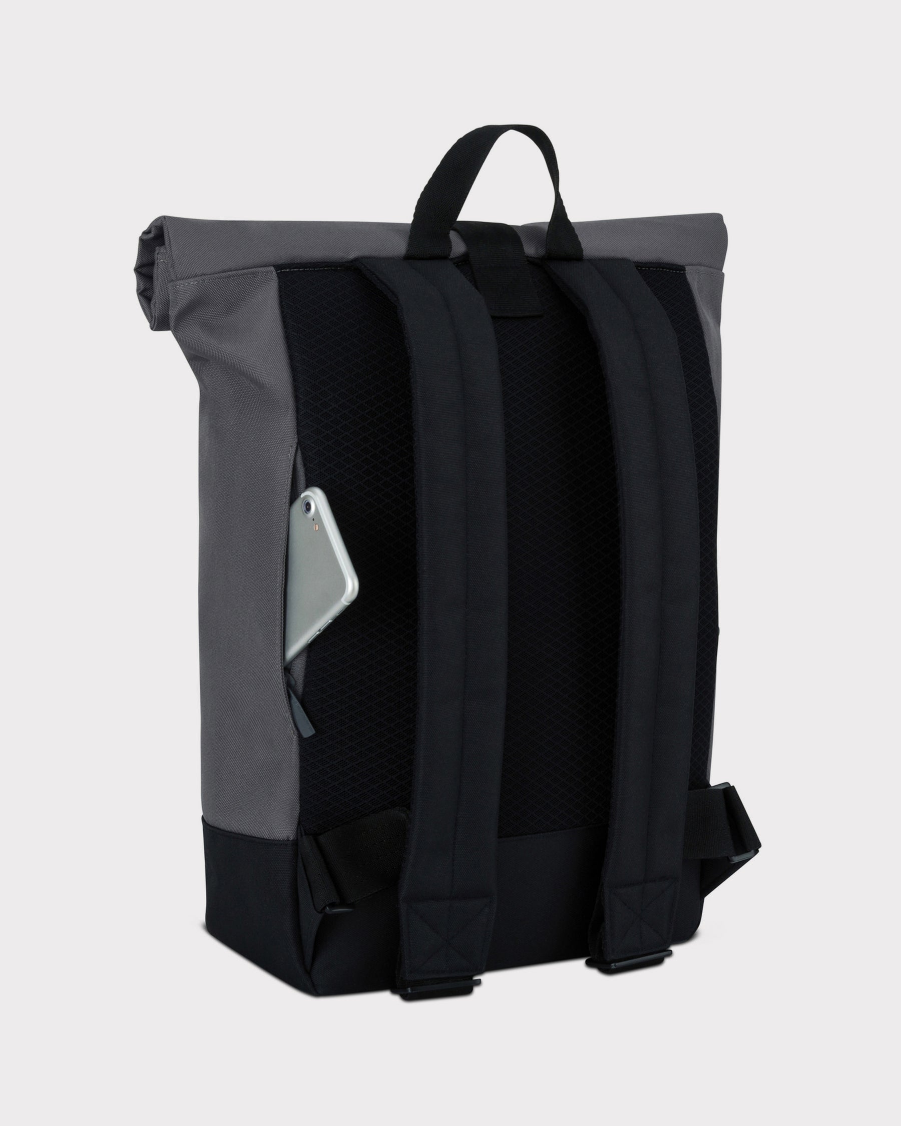 Rolltop Rucksack 'Ryan' in Grau mit schwarzem Rückenpolster und Smartphone in Seitentasche