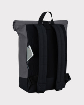 Rolltop Rucksack 'Ryan' in Grau mit schwarzem Rückenpolster und Smartphone in Seitentasche