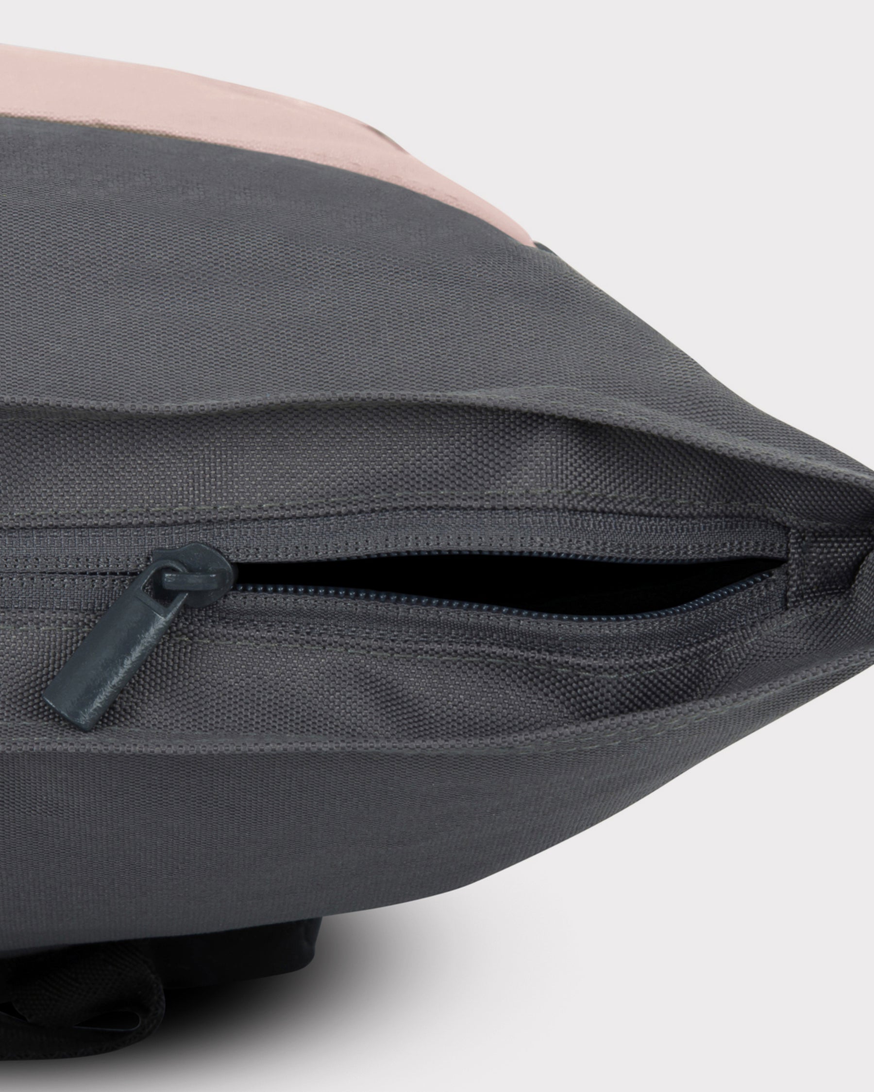 Detailansicht des geöffneten Reißverschlusses am Rolltop Rucksack 'Ryan' in pastellfarbenen Tönen