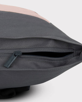 Detailansicht des geöffneten Reißverschlusses am Rolltop Rucksack 'Ryan' in pastellfarbenen Tönen