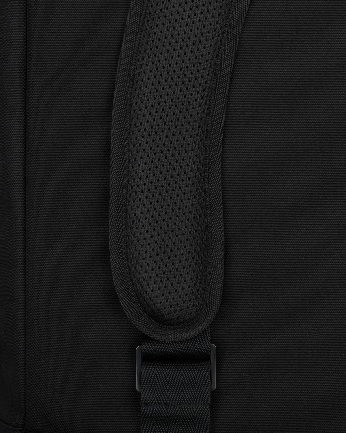 Gepolsterter Schulterriemen des schwarzen Rolltop Rucksacks 'Robin Large'