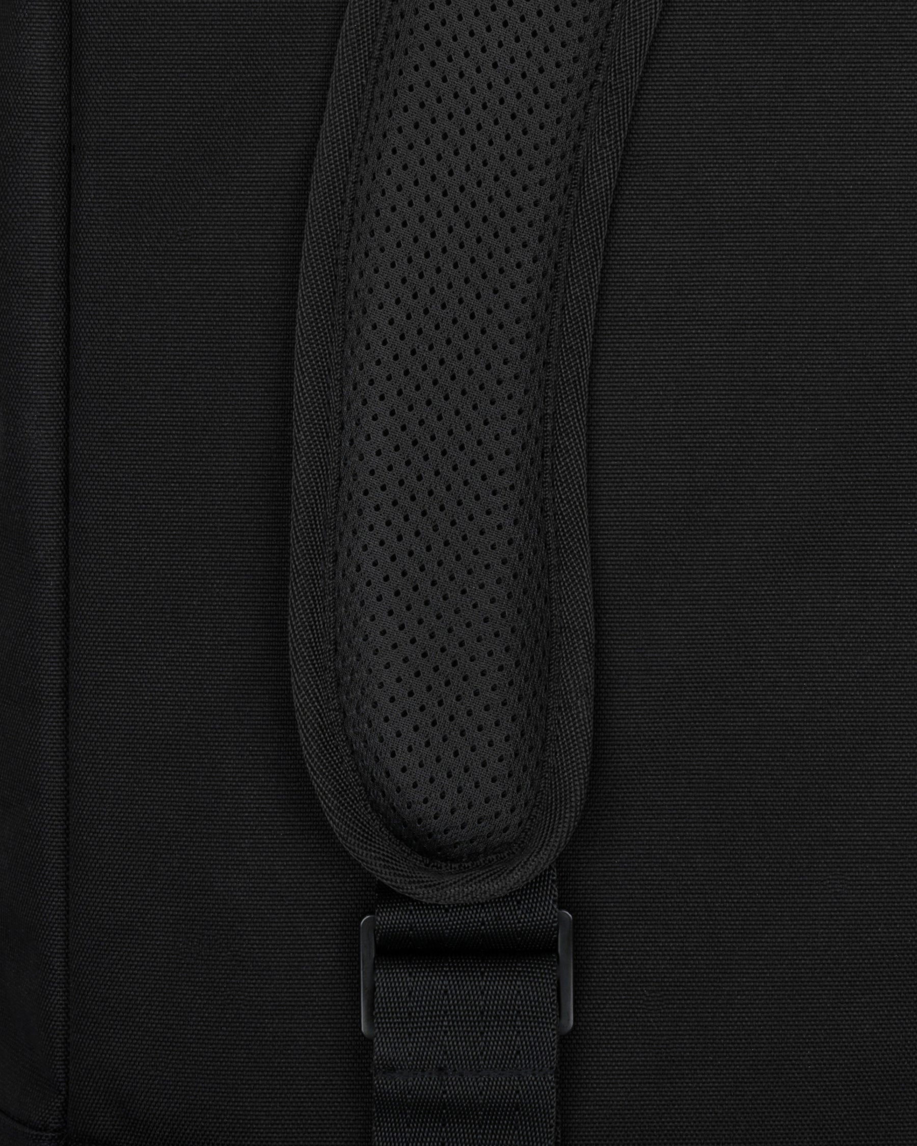 Gepolsterter Schulterriemen des schwarzen Rolltop Rucksacks 'Robin Large'