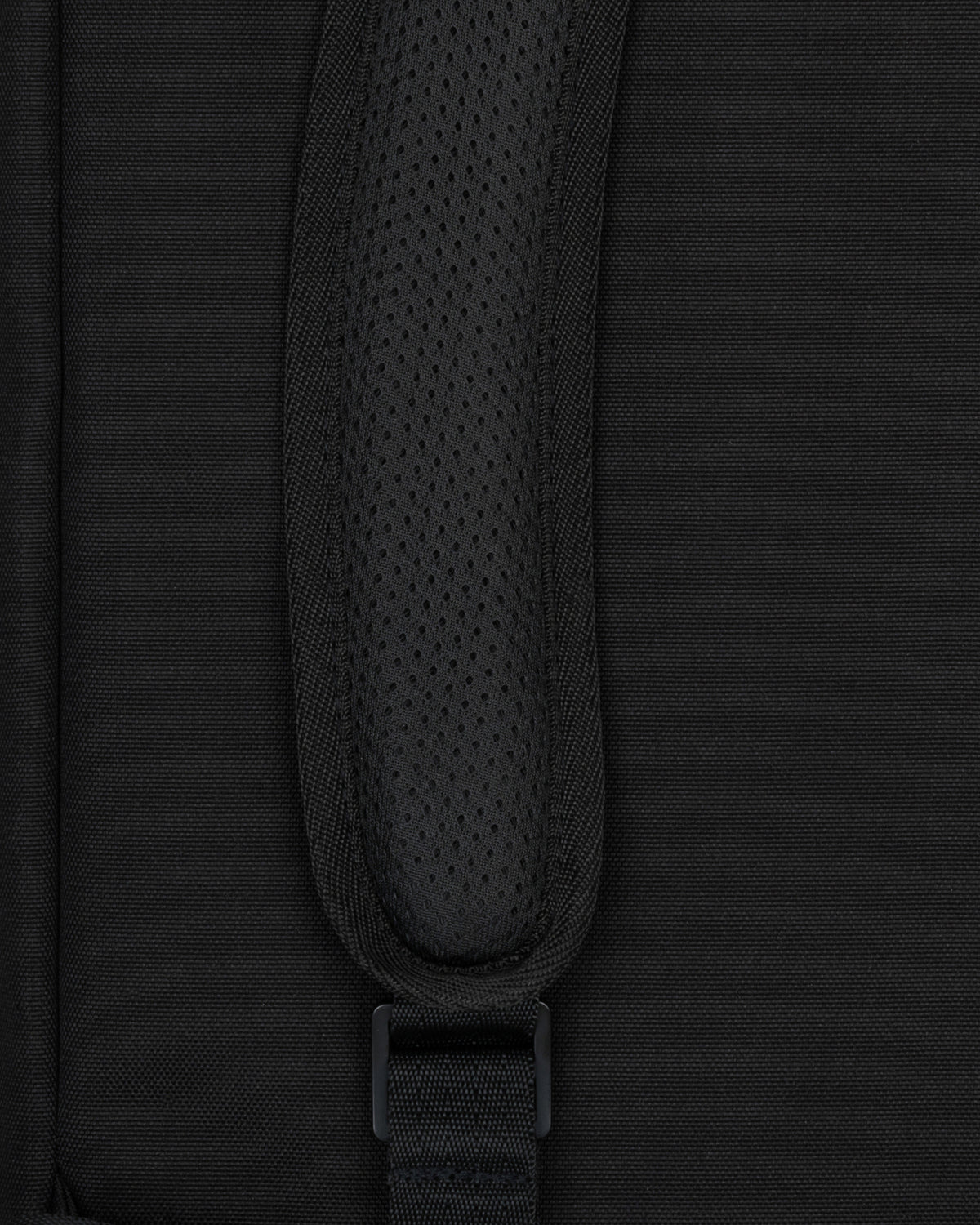 Nahaufnahme des gepolsterten Trägerbereichs des schwarzen Rolltop Rucksacks 'Robin Medium'