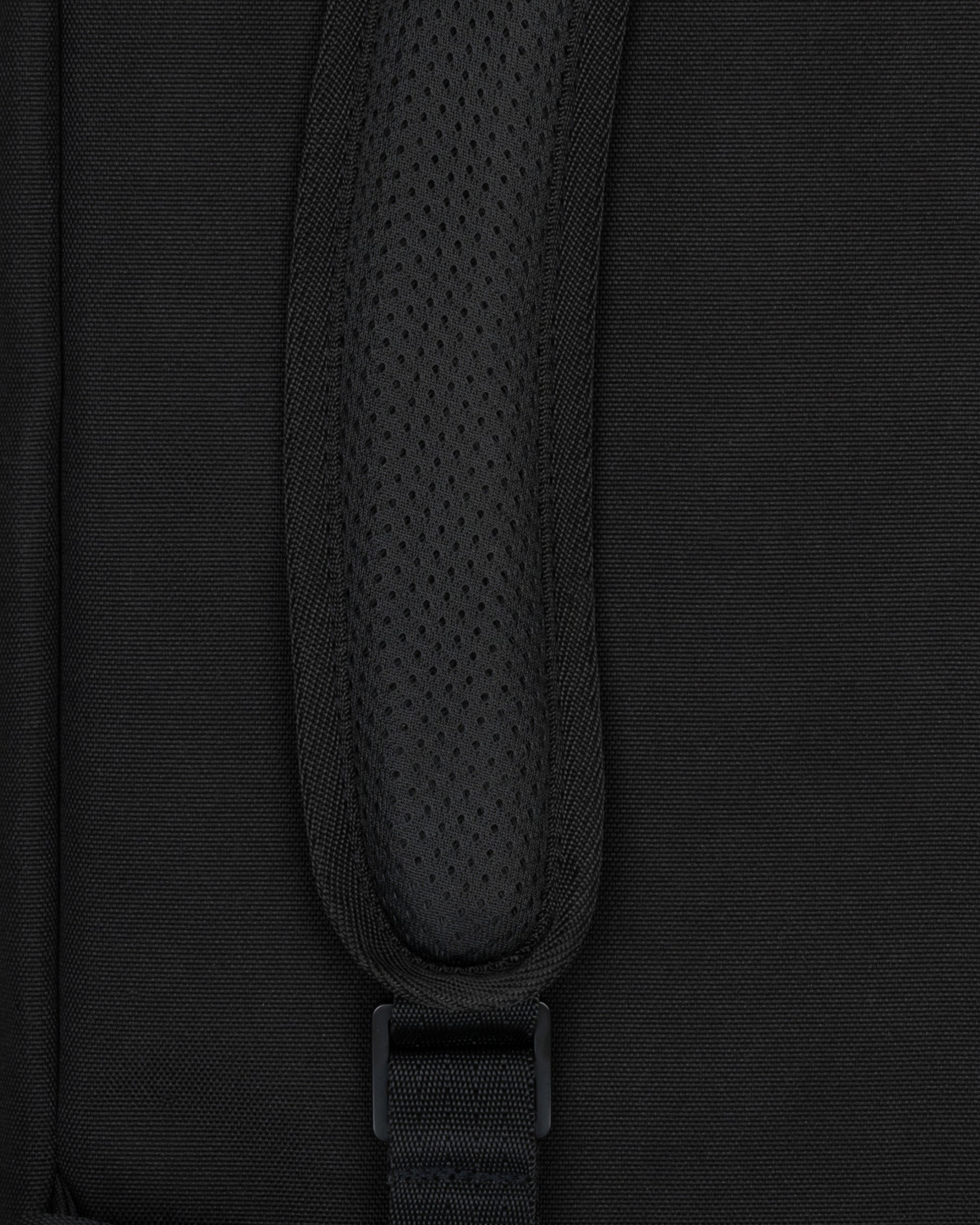 Nahaufnahme des gepolsterten Trägerbereichs des schwarzen Rolltop Rucksacks 'Robin Medium'
