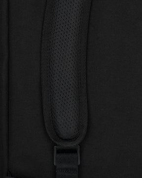 Nahaufnahme des gepolsterten Trägerbereichs des schwarzen Rolltop Rucksacks 'Robin Medium'