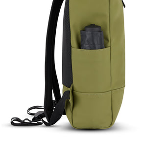 Rolltop Rucksack 'Harvey Medium' in Grün seitlich mit Netztasche und schwarzem Regenschirm