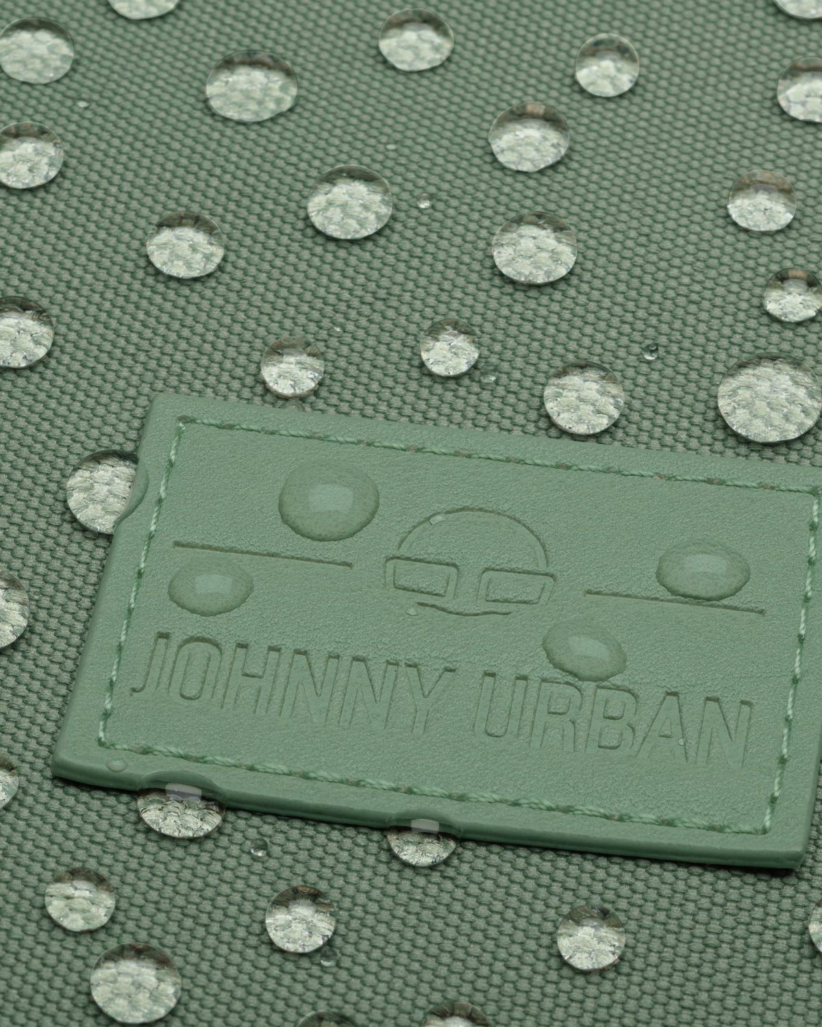 Grüner Johnny Urban Rolltop-Rucksack mit wasserabweisender Oberfläche und Wassertröpfchen