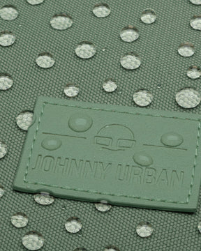 Grüner Johnny Urban Rolltop-Rucksack mit wasserabweisender Oberfläche und Wassertröpfchen