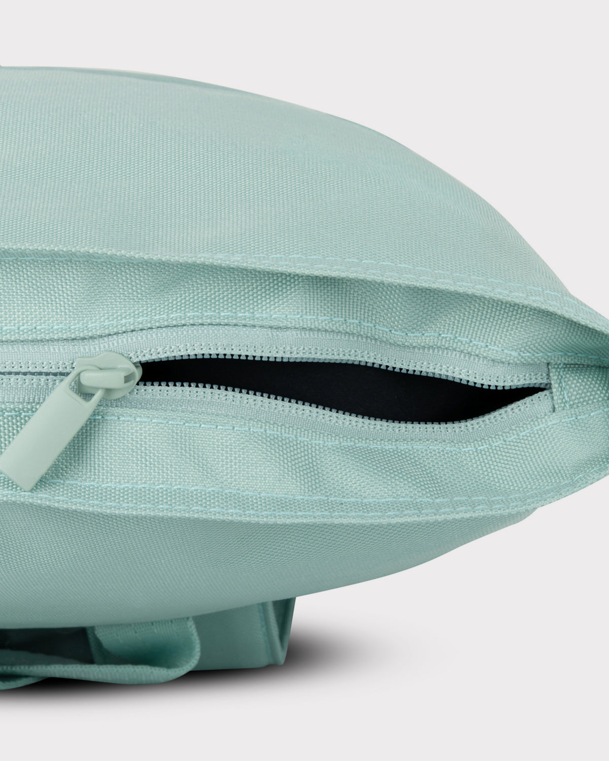 Mintgrüner Rolltop Rucksack 'Robin Medium' mit geöffneter seitlicher Reißverschlusstasche