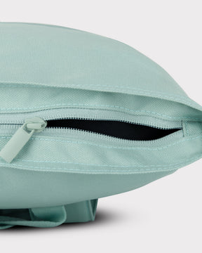 Mintgrüner Rolltop Rucksack 'Robin Medium' mit geöffneter seitlicher Reißverschlusstasche