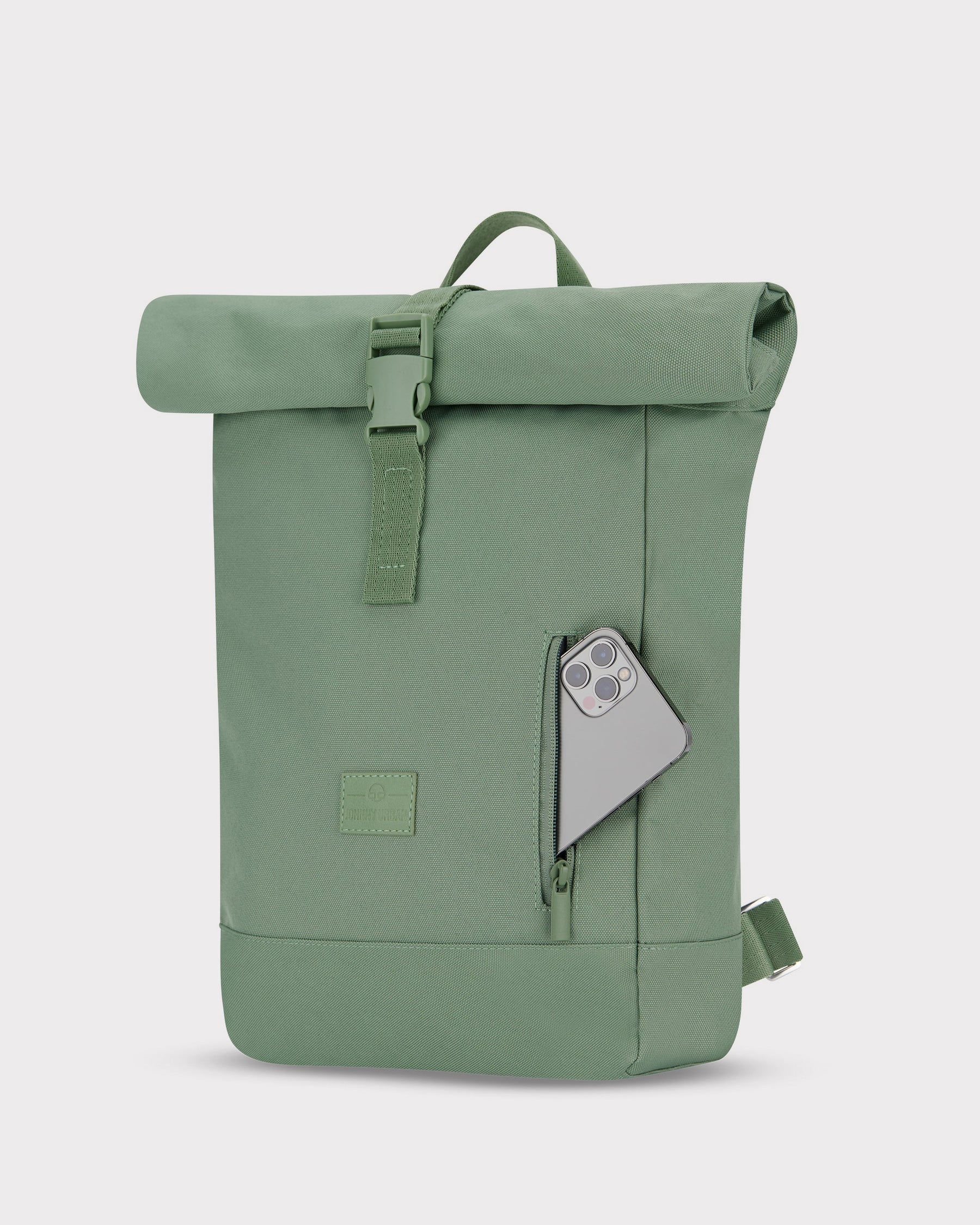 Grüner Rolltop Rucksack 'Robin Small' von Johnny Urban mit seitlicher Reißverschlusstasche und Smartphone