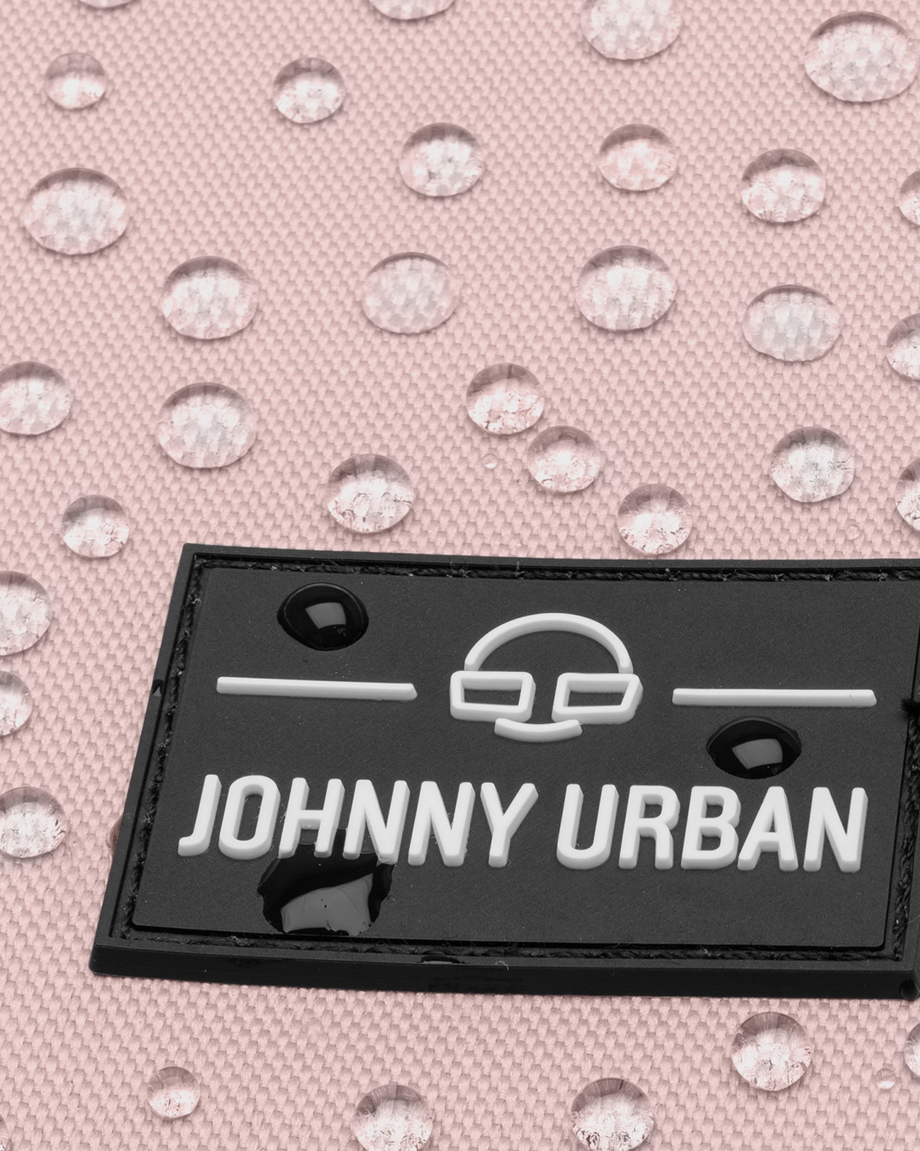 Wasserabweisendes rosa Textilgewebe mit Johnny Urban Markenlogo, Wassertropfen sichtbar