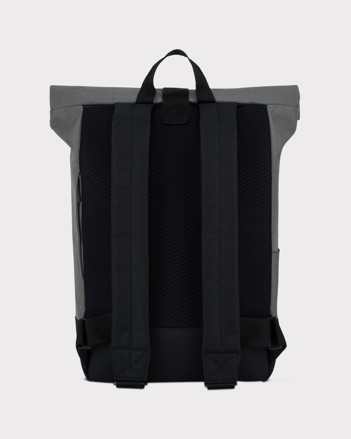 Rückansicht des Rolltop Rucksacks 'Ryan' in Grau mit gepolsterten schwarzen Trägern und Rückenpartie