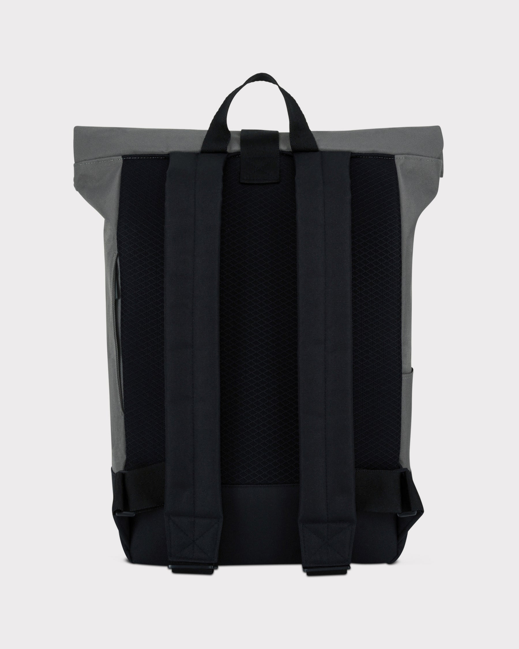 Rückansicht des Rolltop Rucksacks 'Ryan' in Grau mit gepolsterten schwarzen Trägern und Rückenpartie