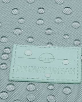 Nahaufnahme des mintgrünen Johnny Urban Rolltop-Rucksacks Robin Medium mit Wassertröpfchen auf dem wasserabweisenden Stoff